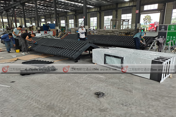 <strong><font color='460BBD'>復(fù)古式候車亭更具特色，營造良好的城市效果</font></strong>