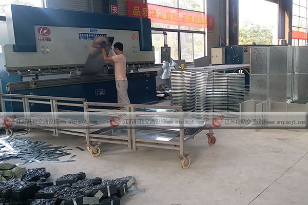 <strong>候車亭燈箱如何設(shè)計(jì)？有沒有專業(yè)的廠家可供聯(lián)系</strong>