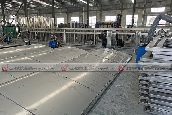 公交候車亭生產(chǎn)廠家的定制價(jià)格高嗎