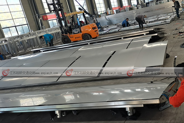 候車亭生產(chǎn)廠家怎么選？這幾點(diǎn)很重要