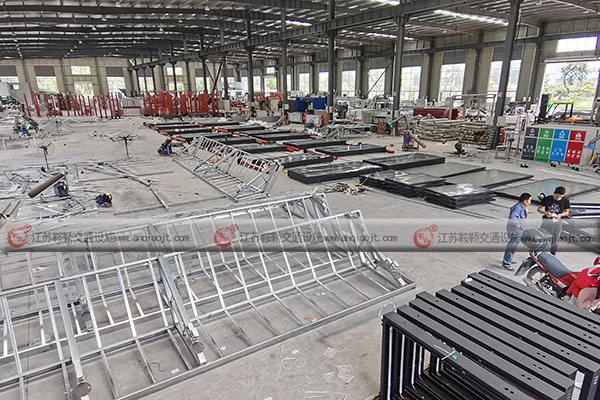 <strong>候車亭定制，哪個(gè)廠家更靠譜？</strong>