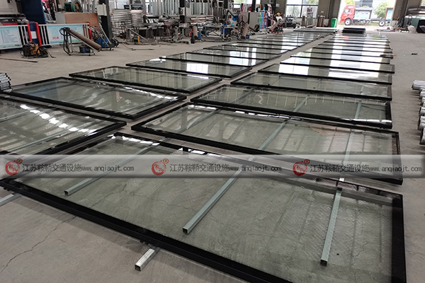 <strong>信息化時(shí)代實(shí)體廣告不受歡迎了？廣告候車亭告訴你不是這樣呀！</strong>