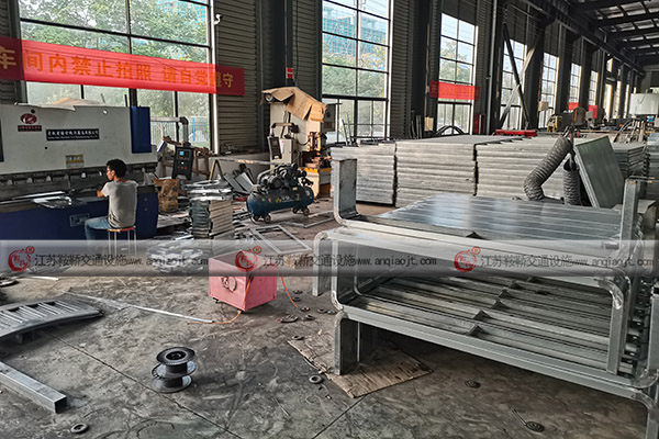 <strong>候車亭尺寸是否越大越好？專業(yè)人士來解答</strong>