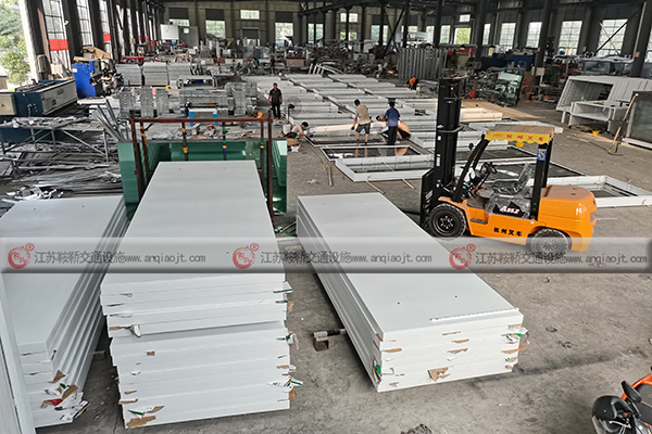 <strong>候車亭制造商哪個好？怎么判斷候車亭這個廠家好不好？</strong>