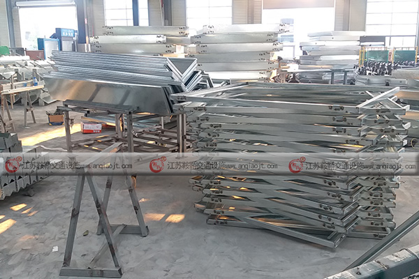 公交候車亭制作廠家哪個好？候車亭可以定制嗎？