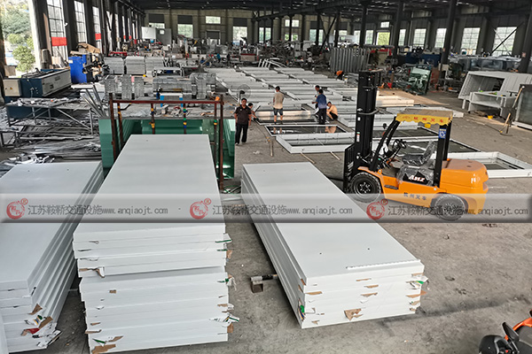 <strong>公交候車亭制作廠家哪個好？候車亭可以定制嗎？</strong>