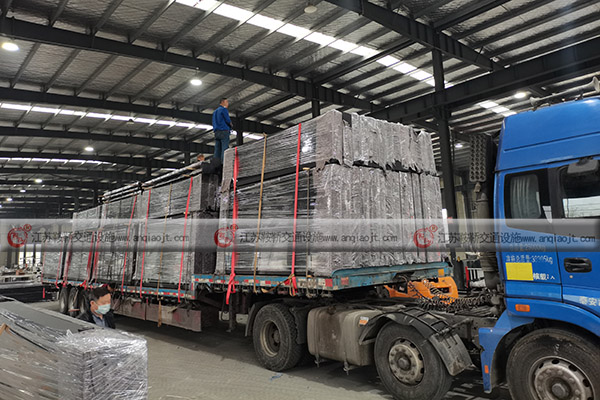 <strong>選擇候車(chē)亭燈箱時(shí)要對(duì)比哪些方面？</strong>