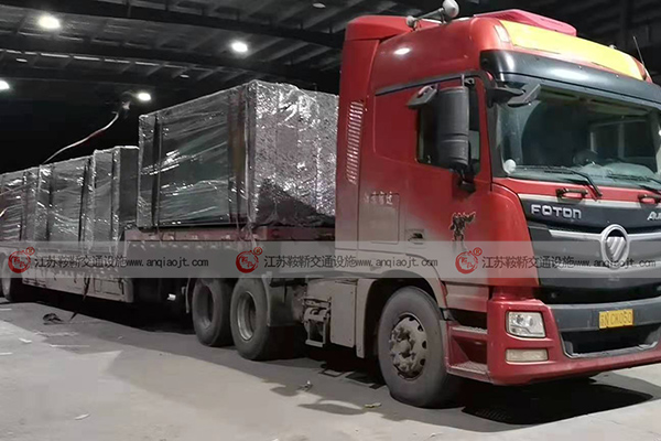 新疆烏魯木齊市公交站臺(tái)候車(chē)亭裝車(chē)發(fā)貨