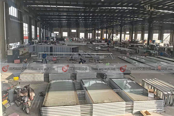 <strong>公交候車亭生產(chǎn)廠家在候車亭出廠前會進(jìn)行哪些檢查？</strong>