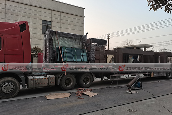 <strong>選擇不銹鋼候車亭生產(chǎn)廠家要避開的誤區(qū)</strong>