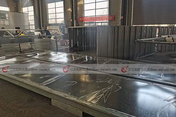 <strong>候車亭專業(yè)生產(chǎn)廠家來告訴你，候車亭種類多樣，選擇好看好用的才靠譜</strong>