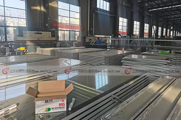 <strong>不銹鋼候車亭制作麻煩嗎？出來效果怎么樣</strong>