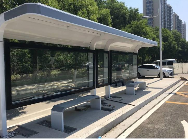 <strong>候車亭專業(yè)生產(chǎn)廠家有哪些好的材質選擇？需要考慮哪些因素呢？</strong>