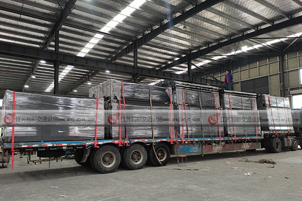 <strong>公交候車(chē)亭定制要選擇產(chǎn)能有保障企業(yè)，還要看企業(yè)在行業(yè)的實(shí)力</strong>