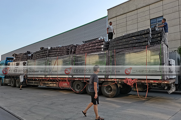 <strong>公交候車(chē)亭商機(jī)怎么樣？怎么選購(gòu)公交候車(chē)亭？</strong>