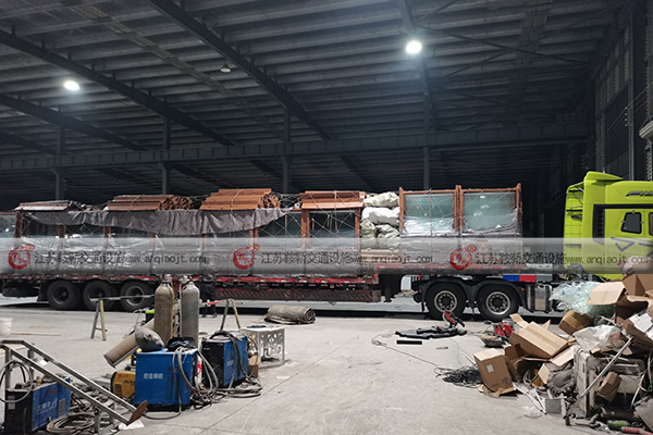 <strong>公交候車亭畫面更換有哪些特點？公交候車亭能在廠家定制嗎？</strong>