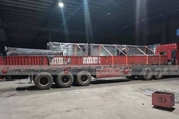 <strong>公交候車亭凳子怎么設計？在生產(chǎn)廠家定制公交候車亭好處有哪些？</strong>