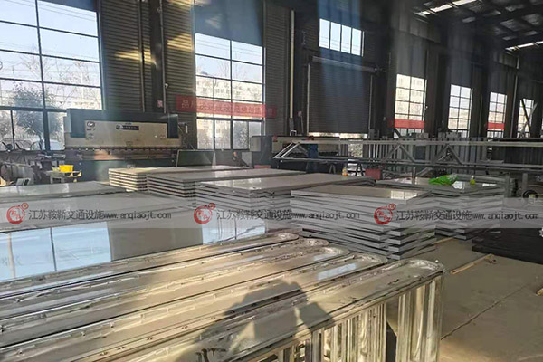 <strong>公交候車亭創(chuàng)意設(shè)計優(yōu)勢體現(xiàn)在哪些方面？怎么購買能保障質(zhì)量？</strong>