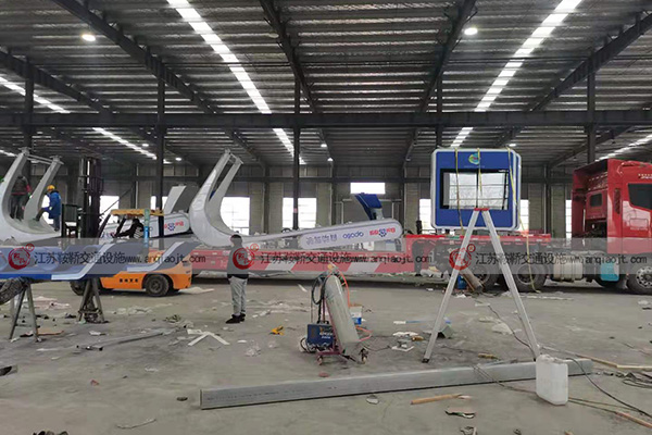 <strong>公交車站臺在設計時要考慮哪些因素？</strong>