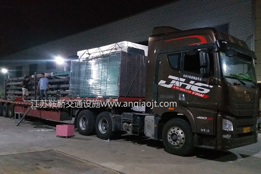 大連公交車候車亭站臺