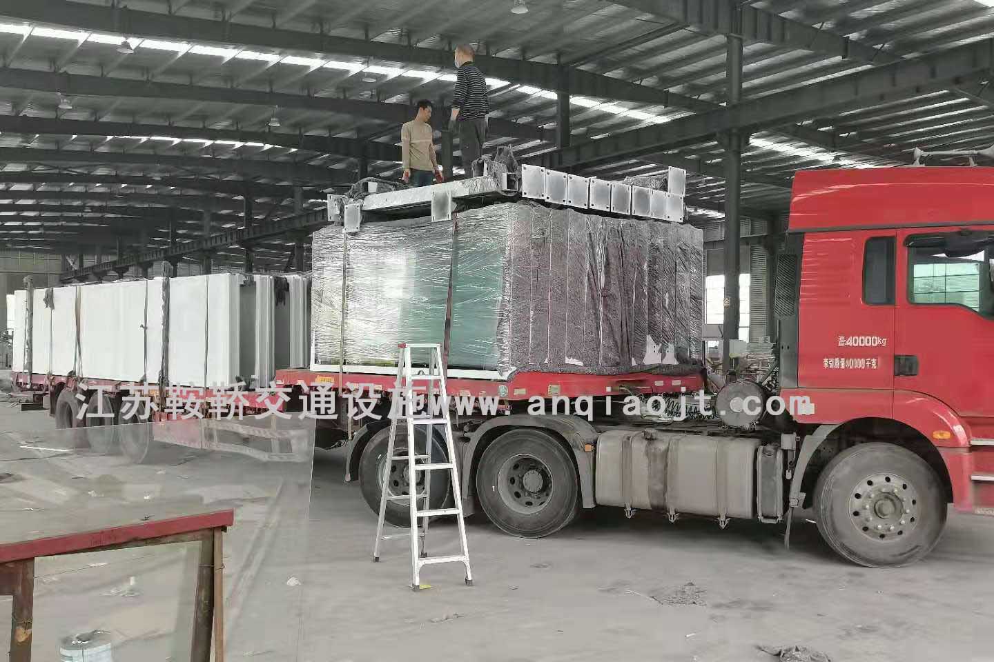 <strong>江西LED顯示屏公交車站臺(tái)發(fā)貨</strong>